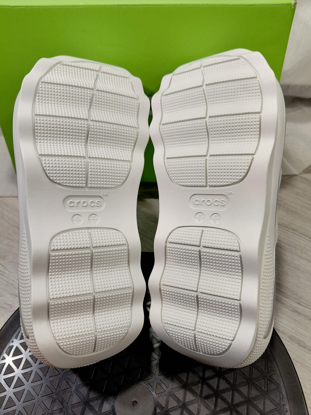 NWT Crocs Women’s Mega Crush Metalic White Chunky Platform Slide Sandals SIZE 8 - Picture 9 of 15